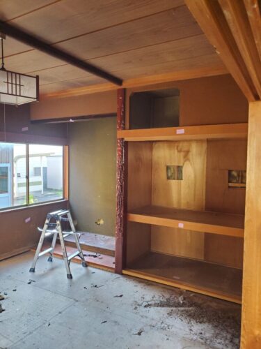 お疲れ様です！弘前市城東リフォーム工事今日で室内の解体作業終わりました。暑い中作業がなかなか大変でしたけど、これから下地組みに入っていきます。次々と施工状態など、更新していくので宜しくお願いします🙇