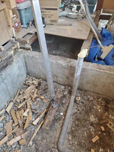 暑い中の作業で大変ですけど、弘前市城東の現場の様子です！風呂解体後土台と柱が白蟻被害になってました。湿気の問題でもありますが、いろいろ状況は異なると思うんですが💦土台新設し、柱も替える必要があるので施工を行って直しました👍️白蟻がいると言うことは怖いことですね😵白蟻業者さんにも防虫剤を行ってもらって、新しくユニットバスを施工していきたいと思います❗脱衣の床とトイレの床も新しく骨組みしましたので安心です🙇一つ一つ周りを見て、住みやすい家作りをしています✨