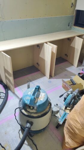 自宅のリフォーム工事🏠️収納付きオリジナル家具作成致しました！世界にたった一つしかなく、愛着があります👌１から全部手作業で細かい所まで仕上げました。家具を一つ置くだけで全然部屋の雰囲気が変わりますね✨