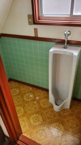 鶴田町でトイレのリフォーム工事完了の写真です。水まわりは毎日使う場所だからこそ、使い勝手の向上を実感しやすく、満足度の高い工事です。その為、リフォーム前に現地調査が重要です。